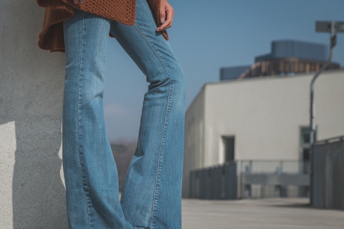 กางเกงยีนส์ขาม้า (Flare Jeans) สไตล์มีเอกลักษณ์ ช่วยให้รูปร่างดูมีสัดส่วนมากขึ้น