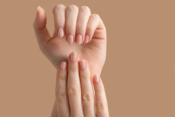 เลือก Base Coat สูตรเนื้อบางเบา เกลี่ยง่าย แห้งไว ที่ติดทน