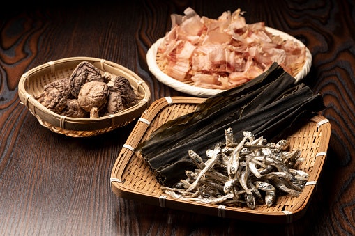 เลือกนิโบชิดาชิ (Niboshi Dashi) เพิ่มกลิ่นหอมด้วยปลาตัวเล็กตากแห้ง