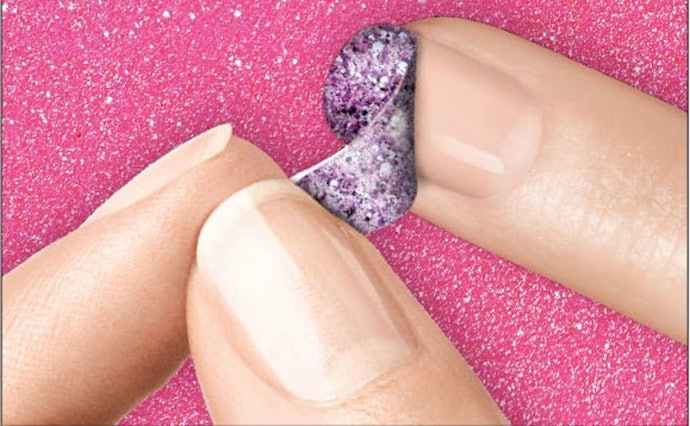 หากใครที่เปลี่ยนสีเล็บบ่อย แนะนำ Base Coat แบบลอกออกได้ สะดวกในการใช้งาน