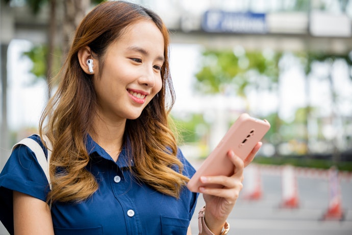 หูฟังเอียร์บัด (Earbuds) เหมาะสำหรับการใช้งานทั่วไปที่ต้องการได้ยินเสียงรอบข้างบ้าง
