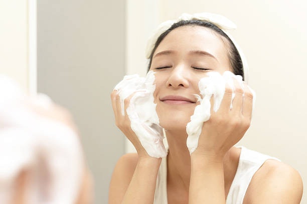ผิวผสม เลือกโฟมล้างหน้าสูตร Moisturizing ทั่วไปที่เน้นปรับสมดุลผิว