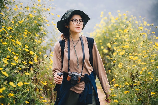 หน้ากลม: พรางหน้าให้ดูเรียวยาวด้วยหมวกแบรนด์เนมปีกกว้าง