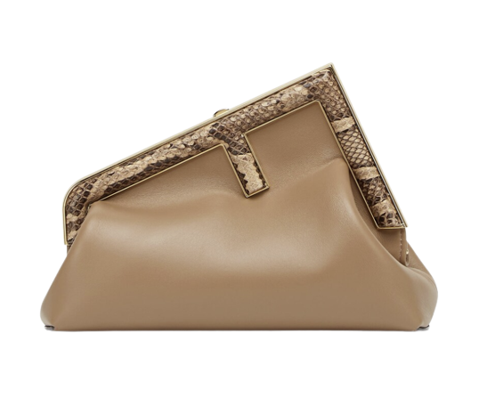 Fendi First : กระเป๋าคลัทช์ ทรงเก๋