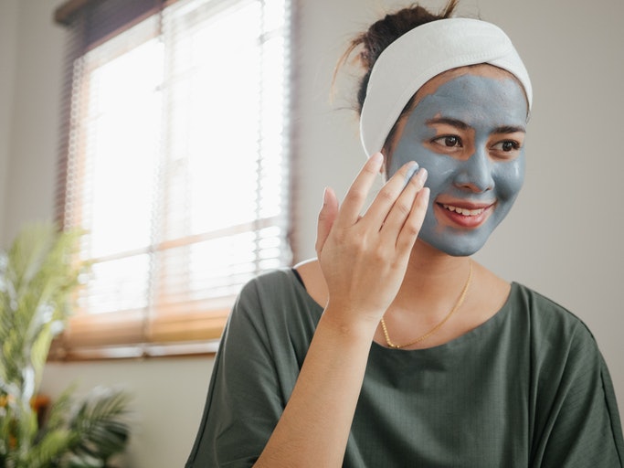 สำหรับลดความมันบนใบหน้าหรือดีท็อกซ์ผิว เลือกมาส์กโคลน (Clay Mask)