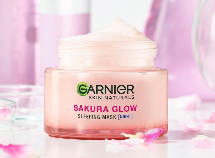 คนที่มีปัญหาผิวหมองคล้ำ เลือกครีมการ์นิเย่สีชมพู (Garnier Sakura Glow)