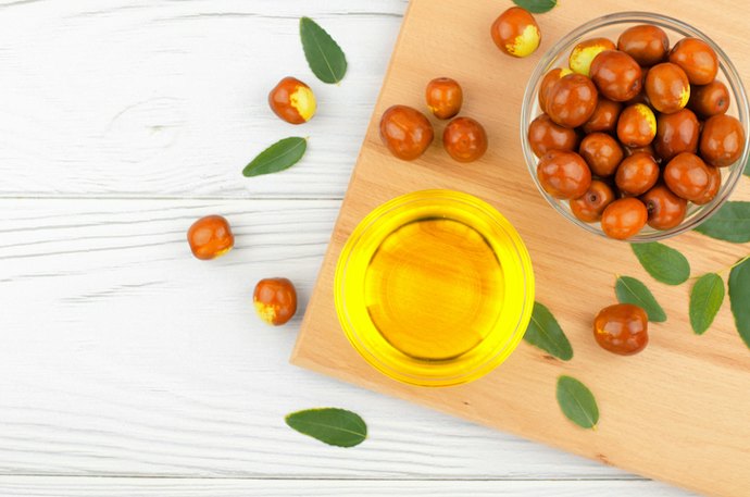 สำหรับปัญหาผิวมัน เป็นสิว เลือก Body Oil ที่มีส่วนผสมของน้ำมันทีทรี/น้ำมันโจโจ้บา