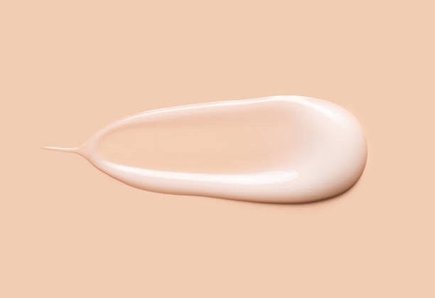 ปัญหาเปลือกตาแห้ง แนะนำให้ใช้ Eye Primer เนื้อครีมที่มีสีเบจหรือสีเนื้อได้