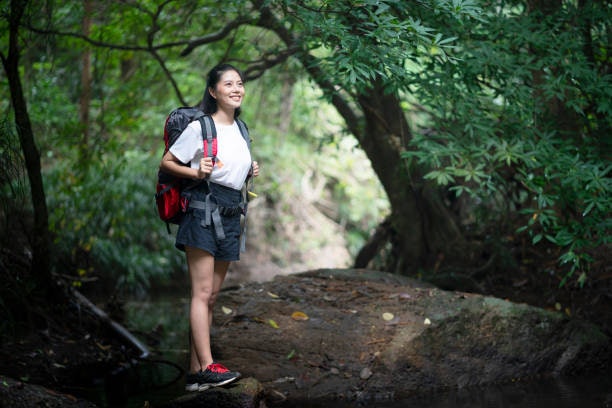 สำหรับเน้นเดินระยะสั้นบนเส้นทางเรียบ เลือก Light Hiking Shoes/รองเท้าแตะเดินป่า