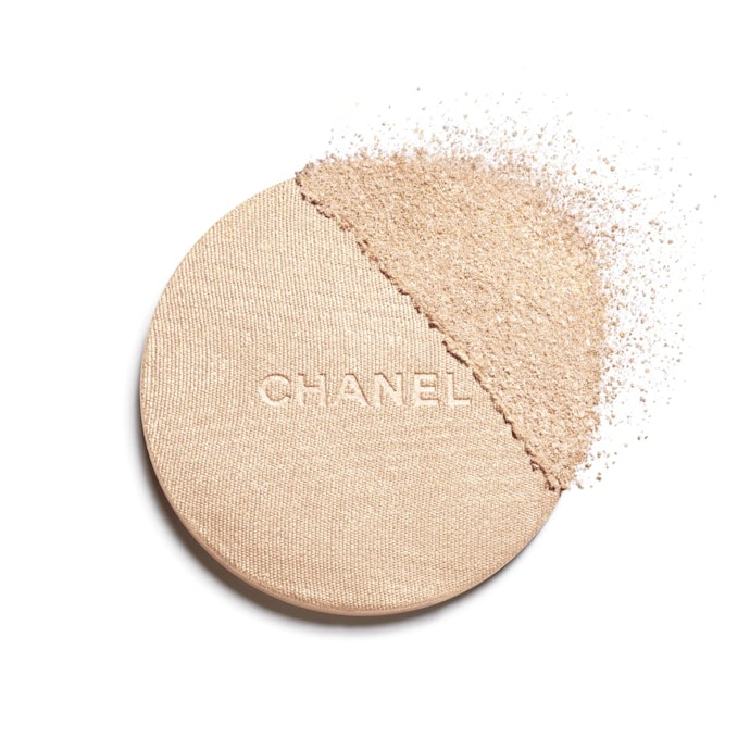 แป้งไฮไลท์ผสมชิมเมอร์ Chanel ช่วยเพิ่มความสว่างและประกายให้ผิวหลังแต่งหน้า