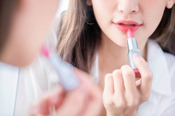 สำหรับแต่งหน้า Everyday Look เลือกลิปเนื้อ Sheer หรือ Satin สีโทนอุ่น